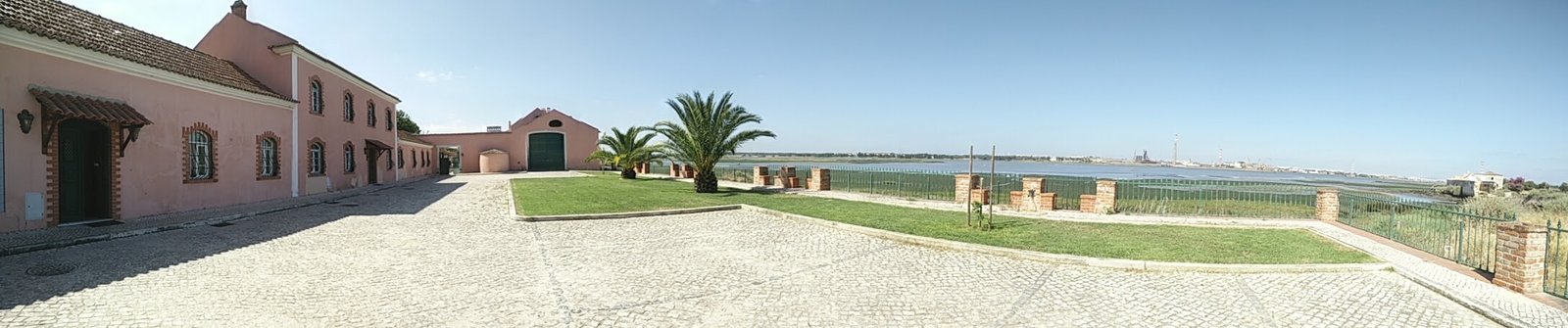 Vista exterior das instalações da Plural Choices, junto ao rio