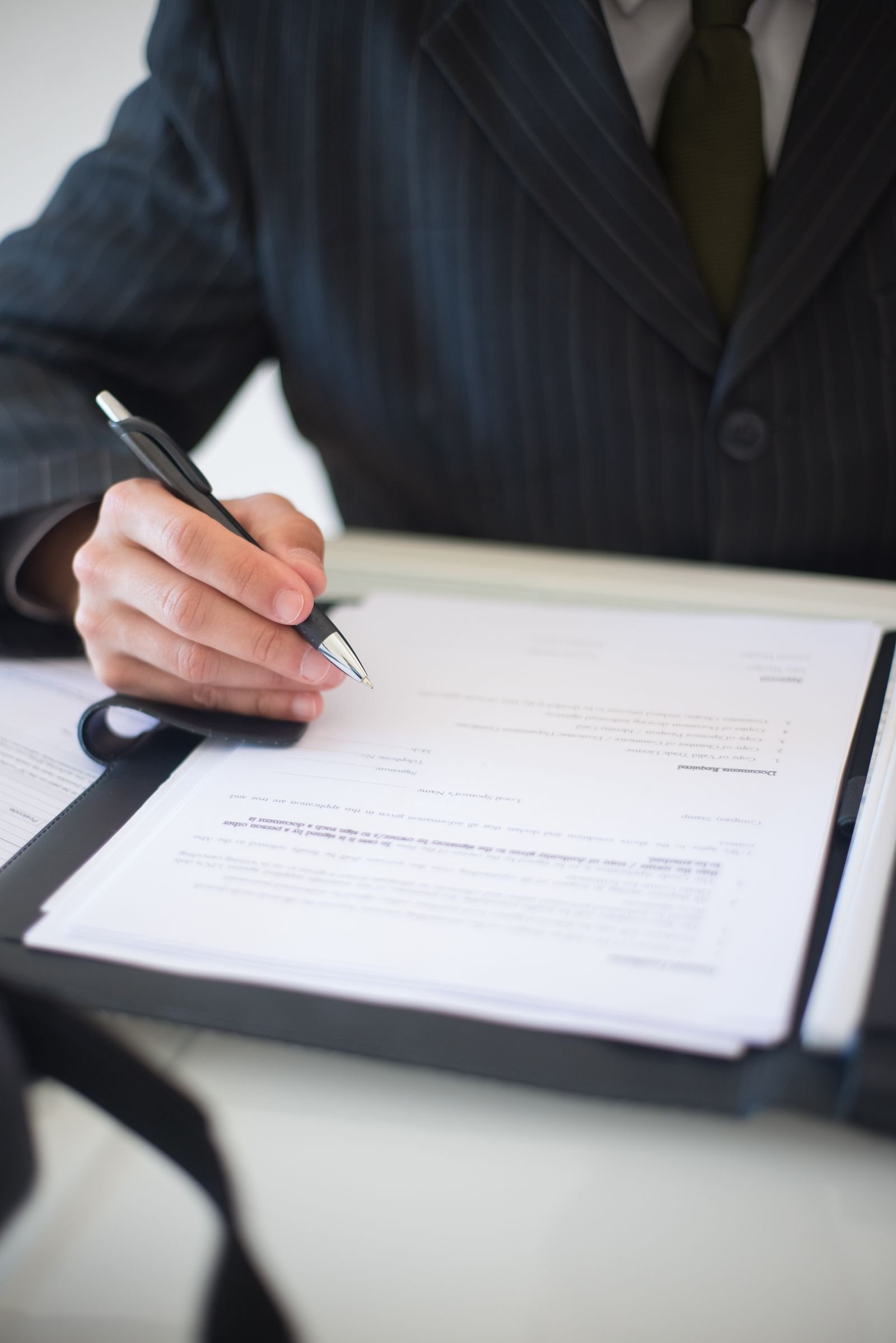 Profissional a assinar um documento